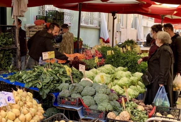 zlenen k sebzeleri pazardaki yerlerini alyor