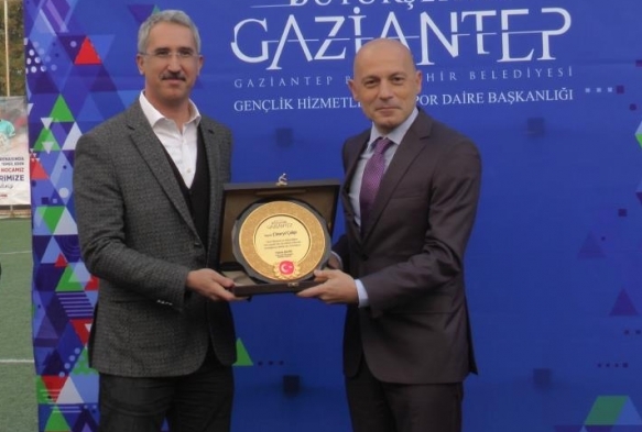 Jbile yapacak Cneyt akr'a Gaziantep'te plaket