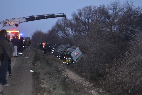 Yolcu otobs arampole devrildi: 15 yaral