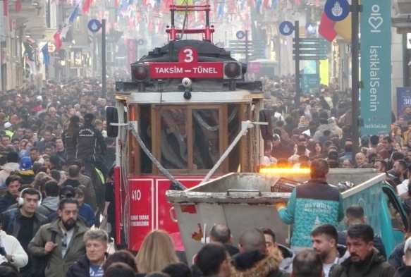 Taksim stiklalde vatandalarn ylba younluu