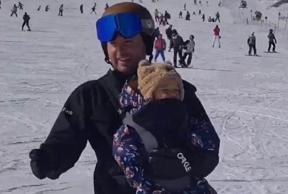 Kayak yapan Kuzey bebeğin hayret dolu bakışları