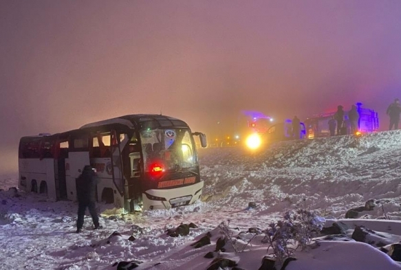 Diyarbakırda yolcu otobüsü devrildi: 4ü ağır 30 kişi yaralandı