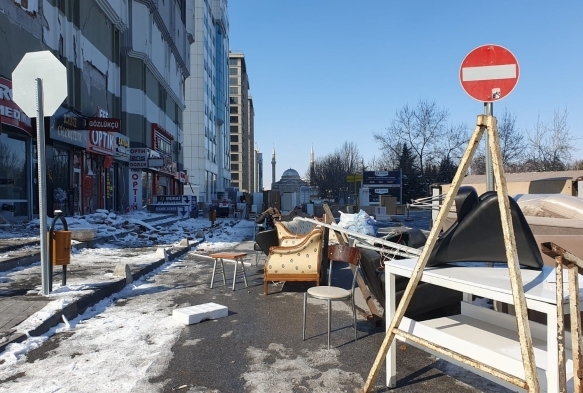 Kayserideki ar hasarl binada ykm ncesi tahliyeler balad