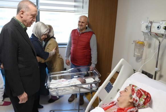 Cumhurbakan Erdoan,stanbula getirilen depremzedeleri ziyaret etti