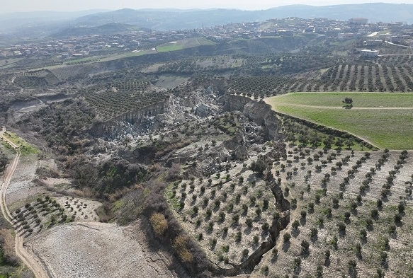 Hataydaki 500 metrelik dev yark uzaydan gzkyor