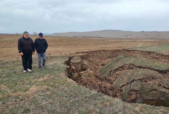 Deprem sonras oluan obruk, kyly tedirgin etti