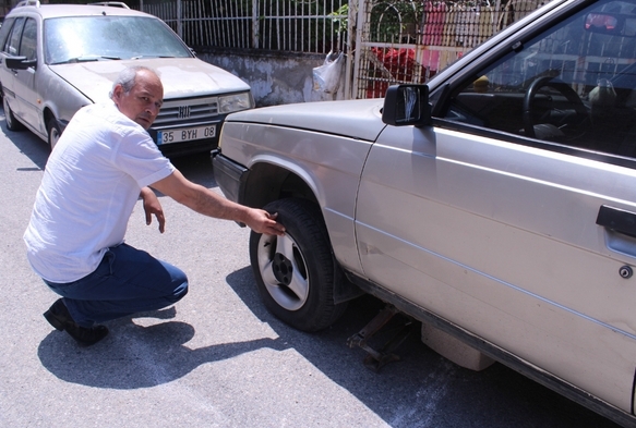 Kendisiyle alay edildi diye 21 aracn lastiini kesmi