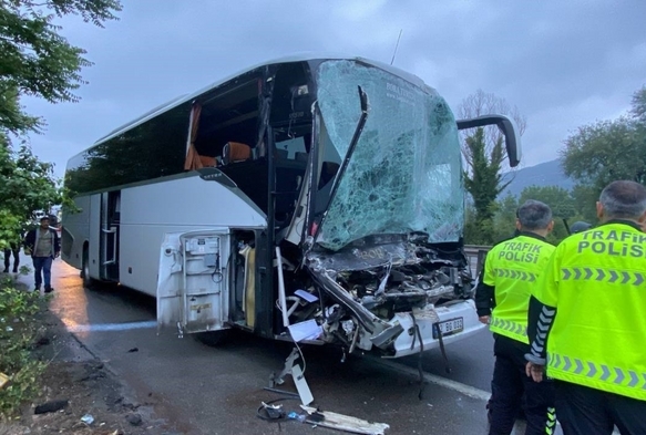 TEM'de yolcu dolu otobüs tıra arkadan çarptı