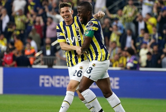 Enner Valencia, Alex de Souza'nn rekorunu krd