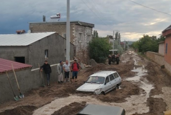 Sel nedeniyle Nevehir-Aksaray Karayolu ulama kapand