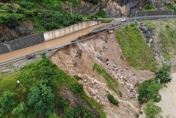 Karadeniz-Akdeniz yolu heyelan nedeniyle ulama kapand