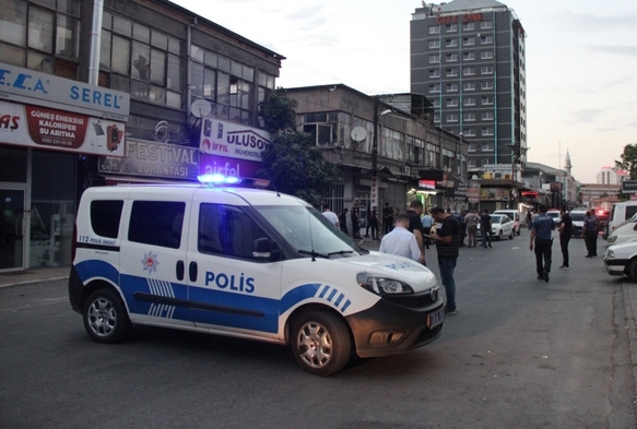 Makineli Tfekle Saldr: 1'i Polis 2 Yaral