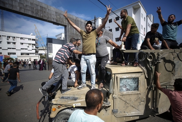 El Kassam Tugaylar, srail askerlerini esir alp tanklar ele geirdi