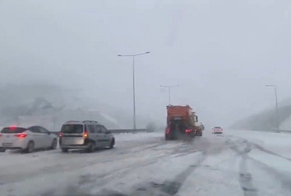 Kuzey Marmara otoyolunda yoğun kar yağışı
