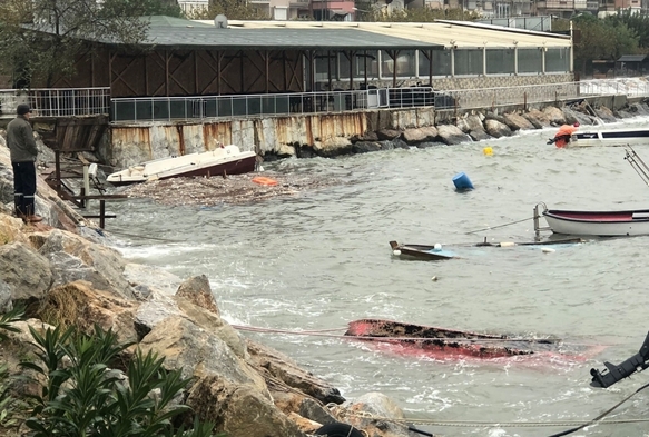 Bursa'da yaşanan fırtına sonrası tekneler alabora 