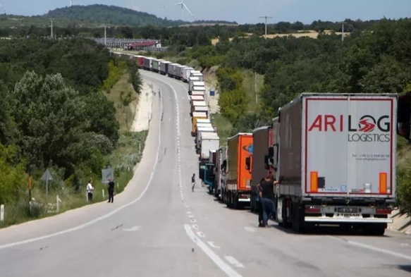 Sınırda 24 Kilometre TIR Kuyruğu!