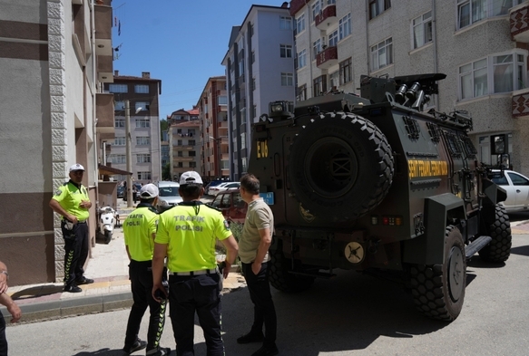 Polisi Şehit Etti, Annesini Rehin Aldı