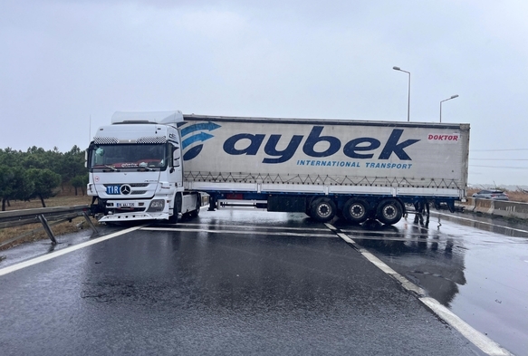 Kayan tır, yolu trafiğe kapattı