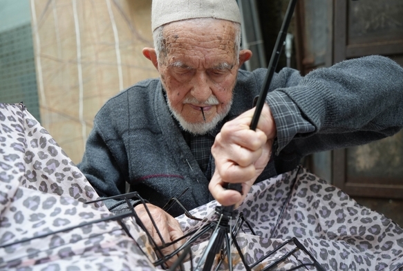 Trkiye'nin en yaşlı şemsiye tamircisi