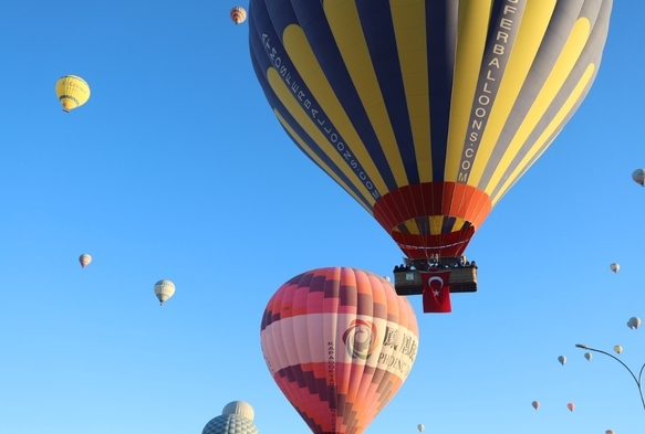 Trk Bayrakları ile havalandı