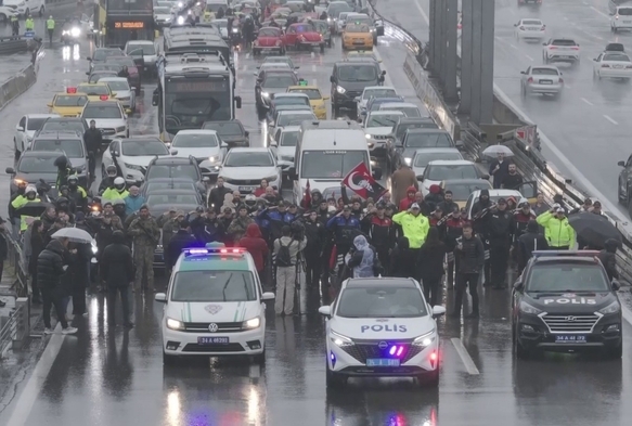 İstanbul Boğazında Ata'ya saygı duruşu