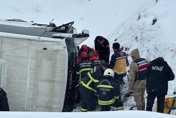 Erzincanda otobs şarampole utu: 21 yaralı