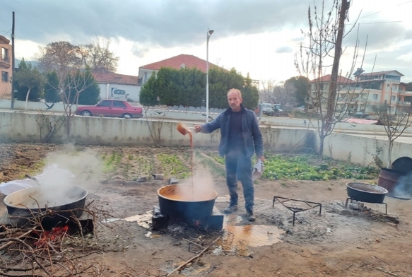 Ocak aynda pekmez kazanlar kaynad