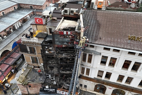 5 katl restoran alevlere teslim oldu