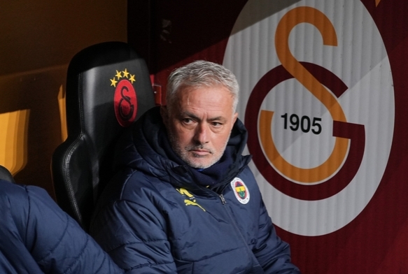 Fenerbahe'den Jose Mourinho aklamas