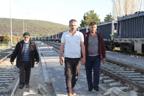 Yaptıkları yoldaki taşları söktüler!