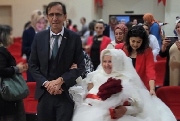 Gelinlik giyme hayali 65 yaşında gerçek oldu