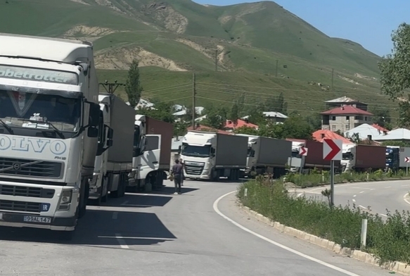 2 Kilometrelik Tr Kuyruu...