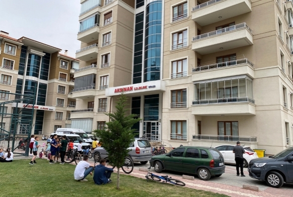 Karısını bıçaklayarak öldürüp başında bekledi