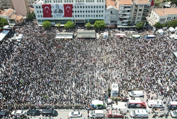 Binlerce Manisal, Ferdi Bakanlarn uurlad