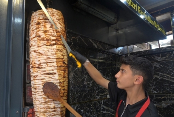 Hem okuyor hem döner kesiyor