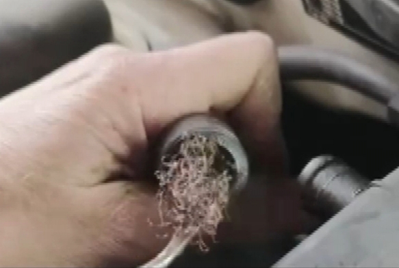 Otomobilin motorundan bulak teli kt