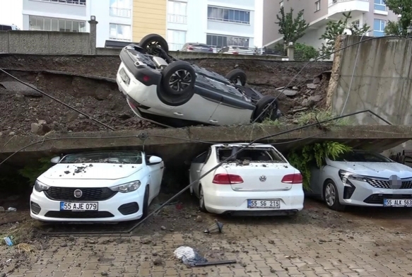 Yağmur sularına dayanamadı!