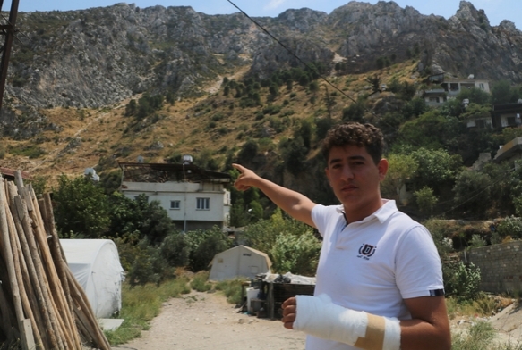 Elini yamaçtan kopan kaya parçası kırdı