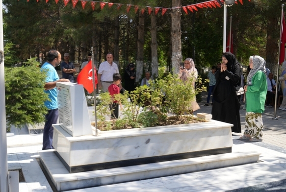Şehit Ömer Halisdemir kabri başında anıldı