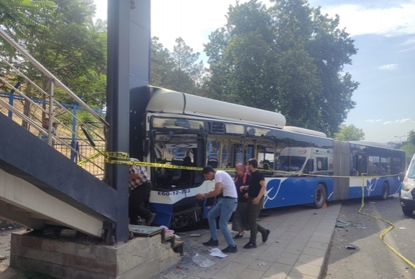 Ankara'da Feci Kaza: 20 Yaral