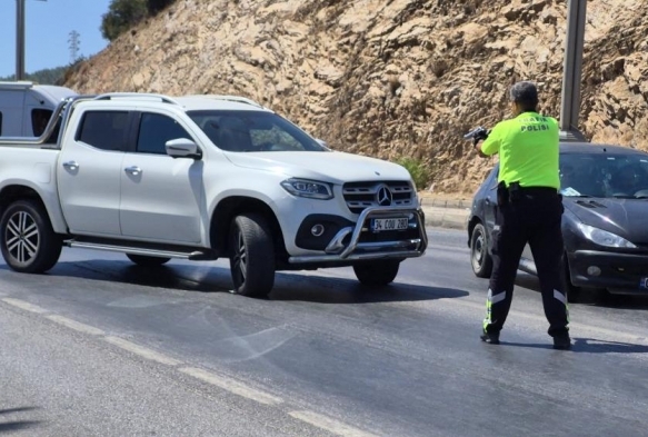 Dilan tak, polisin zerine araba srd