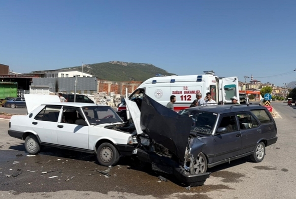 Tofaş otomobiller çarpıştı: 5 yaralı
