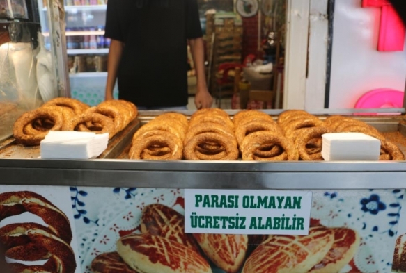 htiya sahipleri bu tezgahtan cretsiz simit ve su alabiliyor