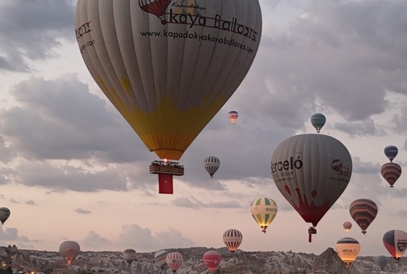 Scak hava balonlar Zafer Bayram iin havaland