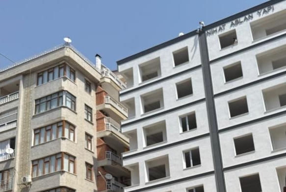 6'nc kattan atlamak istedi, ailesi ve polisler ikna etti