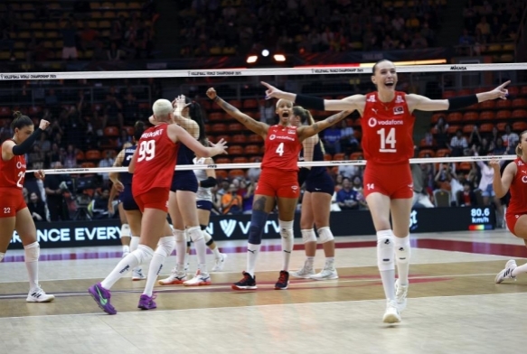 A Milli Kadn Voleybol Takm final iin sahada