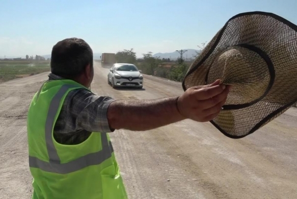 Tozlu yolda mutluluk sayor, kimse korna almadan gemiyor