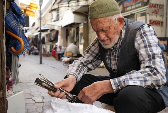 Asrn ustas: 96 yanda gzlk kullanmadan emsiye tamir ediyor