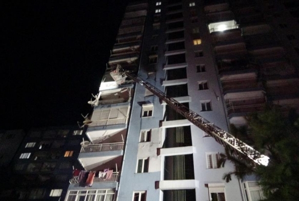 Ocakta unutulan yemek 15 katl apartman tahliye ettirdi