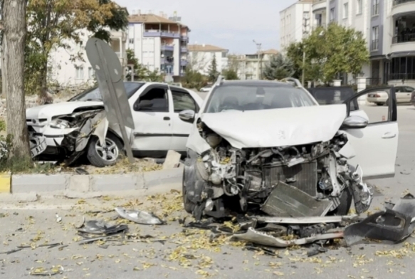 Aksaray'da üç araç birbirine girdi
